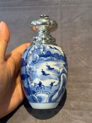 A Chinese blue and white silver mounted tea caddy with a river landscape, Kangxi — foto 4