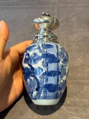 A Chinese blue and white silver mounted tea caddy with a river landscape, Kangxi — foto 5