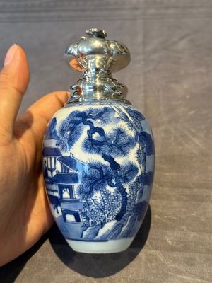 A Chinese blue and white silver mounted tea caddy with a river landscape, Kangxi — foto 6