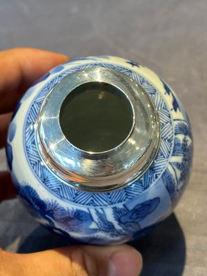 A Chinese blue and white silver mounted tea caddy with a river landscape, Kangxi — foto 9