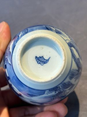 A Chinese blue and white silver mounted tea caddy with a river landscape, Kangxi — foto 10