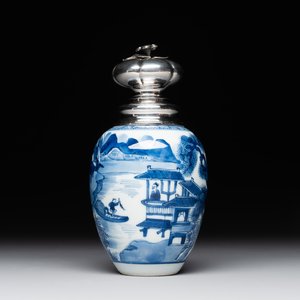 A Chinese blue and white silver mounted tea caddy with a river landscape, Kangxi — foto 1