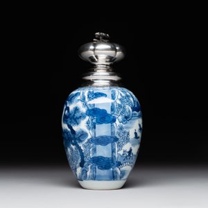 A Chinese blue and white silver mounted tea caddy with a river landscape, Kangxi — foto 2