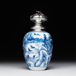 A Chinese blue and white silver mounted tea caddy with a river landscape, Kangxi — foto 3