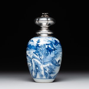 A Chinese blue and white silver mounted tea caddy with a river landscape, Kangxi — foto 4