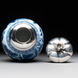 A Chinese blue and white silver mounted tea caddy with a river landscape, Kangxi — foto 5