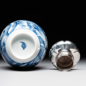 A Chinese blue and white silver mounted tea caddy with a river landscape, Kangxi — foto 6
