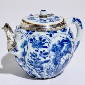 A Chinese blue and white silver-mounted teapot and cover, Kangxi — 照片 1
