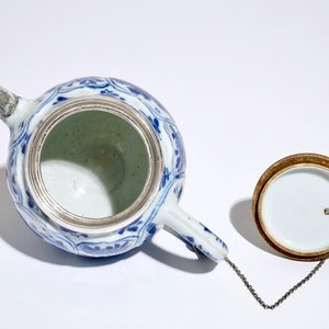 A Chinese blue and white silver-mounted teapot and cover, Kangxi — 照片 6