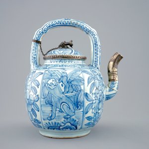 A Chinese blue and white silver-mounted teapot or wine jug, Ming, Wanli, 1573-1619 — 照片 4