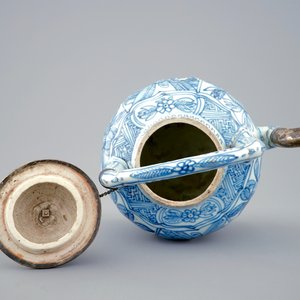 A Chinese blue and white silver-mounted teapot or wine jug, Ming, Wanli, 1573-1619 — 照片 6
