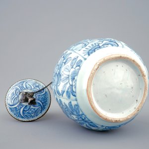A Chinese blue and white silver-mounted teapot or wine jug, Ming, Wanli, 1573-1619 — 照片 7