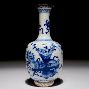 A Chinese blue and white silver-mounted vase, Kangxi — 照片 1