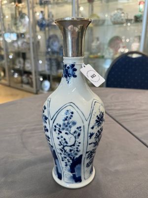 A Chinese blue and white silver-mounted vase with floral design, Kangxi — 照片 1