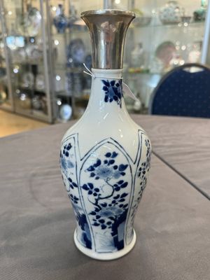 A Chinese blue and white silver-mounted vase with floral design, Kangxi — 照片 2