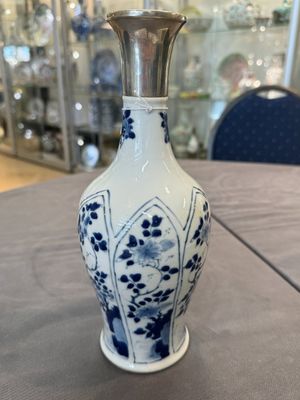 A Chinese blue and white silver-mounted vase with floral design, Kangxi — 照片 3
