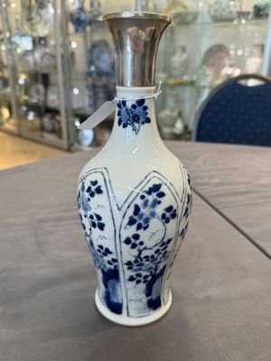 A Chinese blue and white silver-mounted vase with floral design, Kangxi — 照片 4