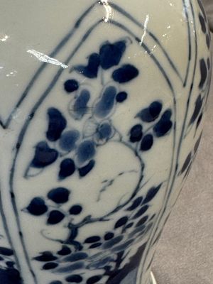 A Chinese blue and white silver-mounted vase with floral design, Kangxi — 照片 5