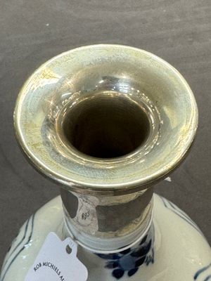 A Chinese blue and white silver-mounted vase with floral design, Kangxi — 照片 7