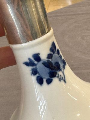 A Chinese blue and white silver-mounted vase with floral design, Kangxi — 照片 8