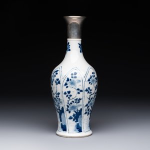 A Chinese blue and white silver-mounted vase with floral design, Kangxi — 照片 1