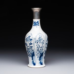 A Chinese blue and white silver-mounted vase with floral design, Kangxi — 照片 2