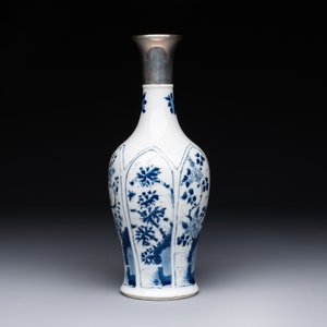 A Chinese blue and white silver-mounted vase with floral design, Kangxi — 照片 3