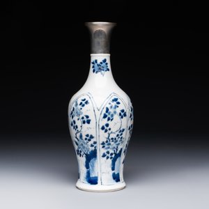 A Chinese blue and white silver-mounted vase with floral design, Kangxi — 照片 4