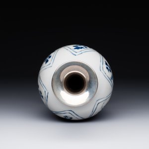 A Chinese blue and white silver-mounted vase with floral design, Kangxi — 照片 5