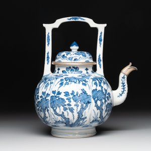 A Chinese blue and white silver-mounted wine pot, Kangxi — photo 3