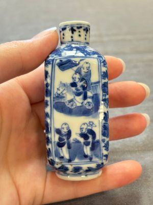 A Chinese blue and white 'Sima Guang 司馬光' snuff bottle, Qianlong mark, 19th C. — foto 1