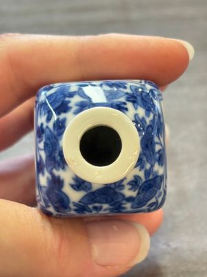 A Chinese blue and white 'Sima Guang 司馬光' snuff bottle, Qianlong mark, 19th C. — foto 5