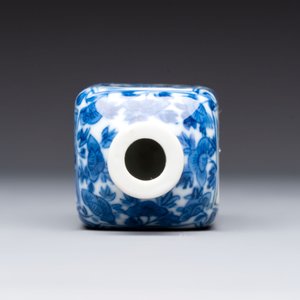 A Chinese blue and white 'Sima Guang 司馬光' snuff bottle, Qianlong mark, 19th C. — foto 6