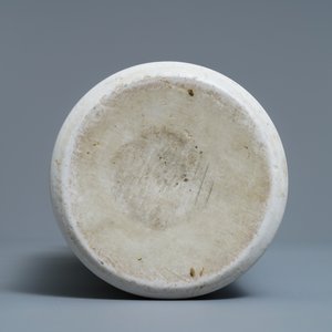 A Chinese blue and white sleeve vase depicting the legendary Zhang Xian, Transitional period — photo 6