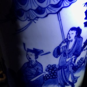 A Chinese blue and white sleeve vase with figural design all-round, Transitional period — 照片 23