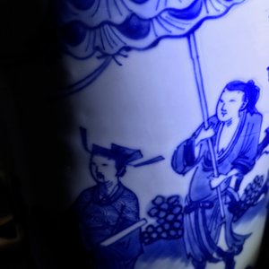 A Chinese blue and white sleeve vase with figural design all-round, Transitional period — 照片 24