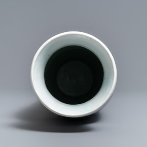 A Chinese blue and white sleeve vase with figural design all-round, Transitional period — photo 6