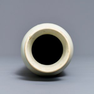 A Chinese blue and white sleeve vase with figurative design, Hatcher cargo, Transitional period — 照片 5