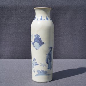A Chinese blue and white sleeve vase with figurative design, Hatcher cargo, Transitional period — 照片 7