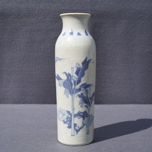 A Chinese blue and white sleeve vase with figurative design, Hatcher cargo, Transitional period — 照片 8