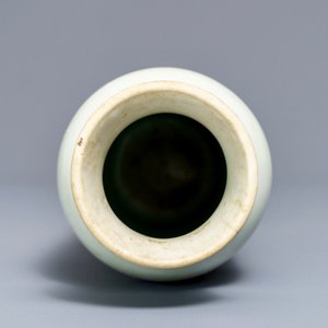 A Chinese blue and white sleeve vase with floral design, Hatcher cargo, Transitional period — photo 5