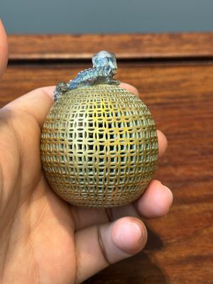 A Chinese blue and white snuff bottle and a famille rose openworked ball, 19th C. — 照片 12