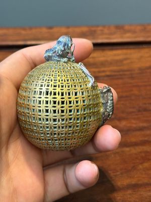 A Chinese blue and white snuff bottle and a famille rose openworked ball, 19th C. — 照片 13
