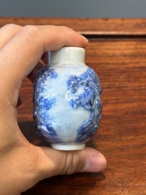A Chinese blue and white snuff bottle and a famille rose openworked ball, 19th C. — 照片 5