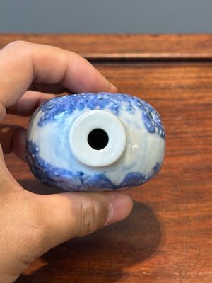 A Chinese blue and white snuff bottle and a famille rose openworked ball, 19th C. — 照片 6