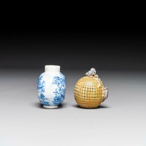 A Chinese blue and white snuff bottle and a famille rose openworked ball, 19th C. — 照片 3