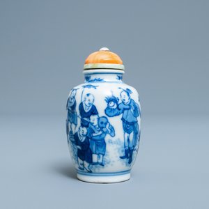 A Chinese blue and white snuff bottle, Chenghua mark, Yongzheng — 照片 1