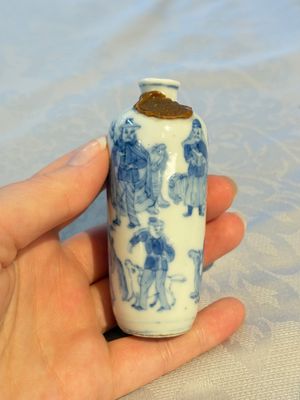 A Chinese blue and white snuff bottle with figural design, dragon mark, 19th C. — photo 1