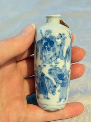 A Chinese blue and white snuff bottle with figural design, dragon mark, 19th C. — photo 11