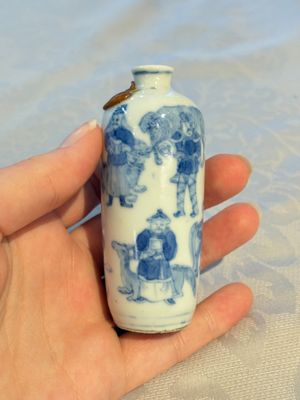 A Chinese blue and white snuff bottle with figural design, dragon mark, 19th C. — photo 2